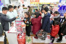 薬や化粧品を買い込む中国人観光客たち=2016年1月、大阪市中央区のスギ薬局、伊藤進之介撮影
