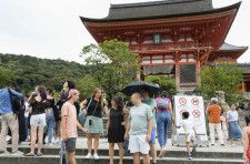 京都・清水寺周辺で観光を楽しむ外国人ら＝7月