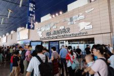 中国から日本への団体旅行が解禁された。爆買いブーム再来など訪日旅行需要の急回復が見込まれる。写真は上海浦東国際空港。